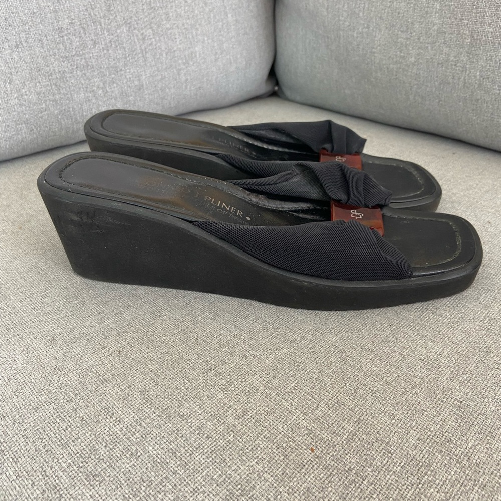 Donald J. Pliner Black Sandals with Brown Accent - Picture 3 of 6